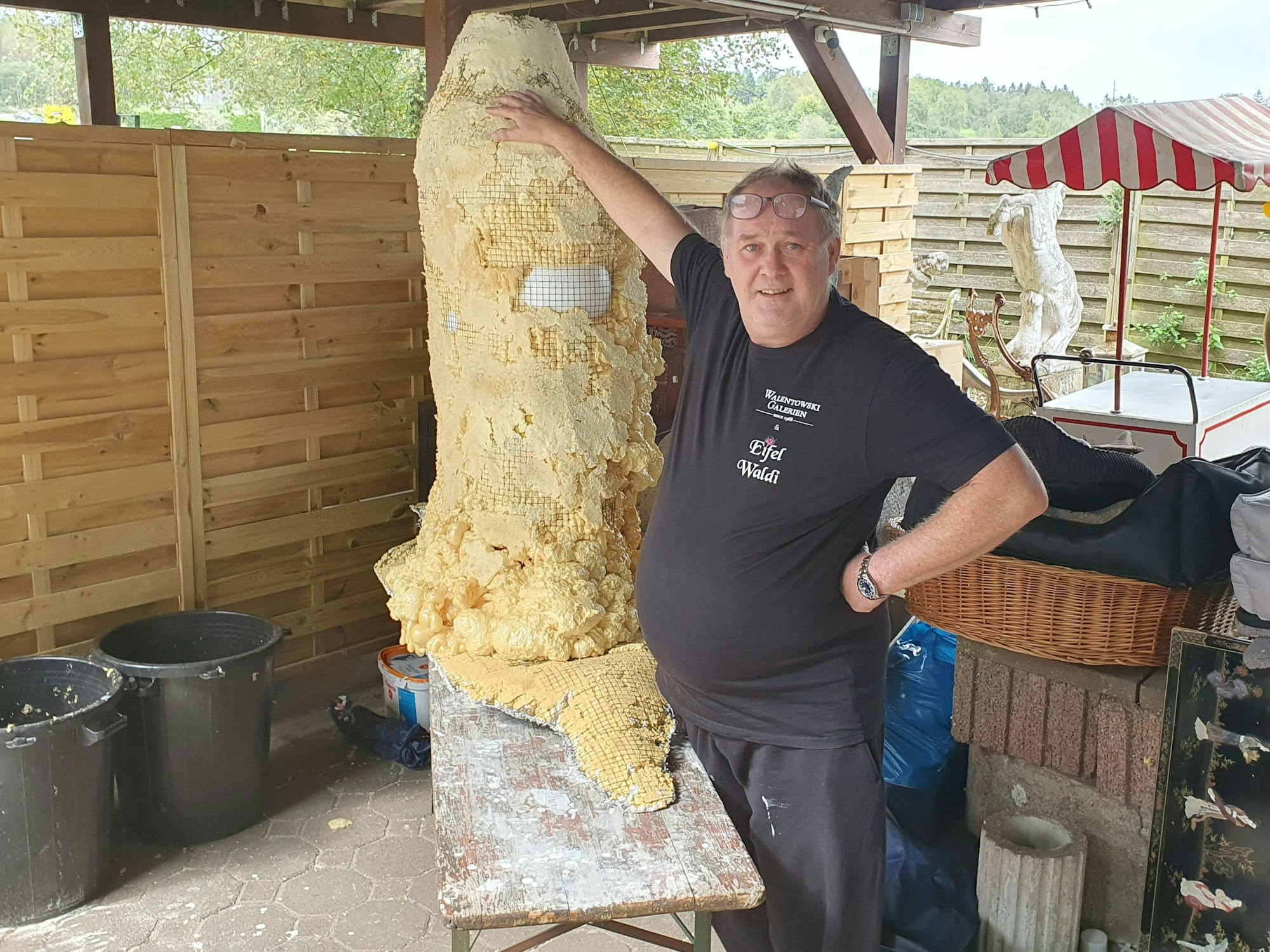 Waldi in seinem Atelier beim Modellieren