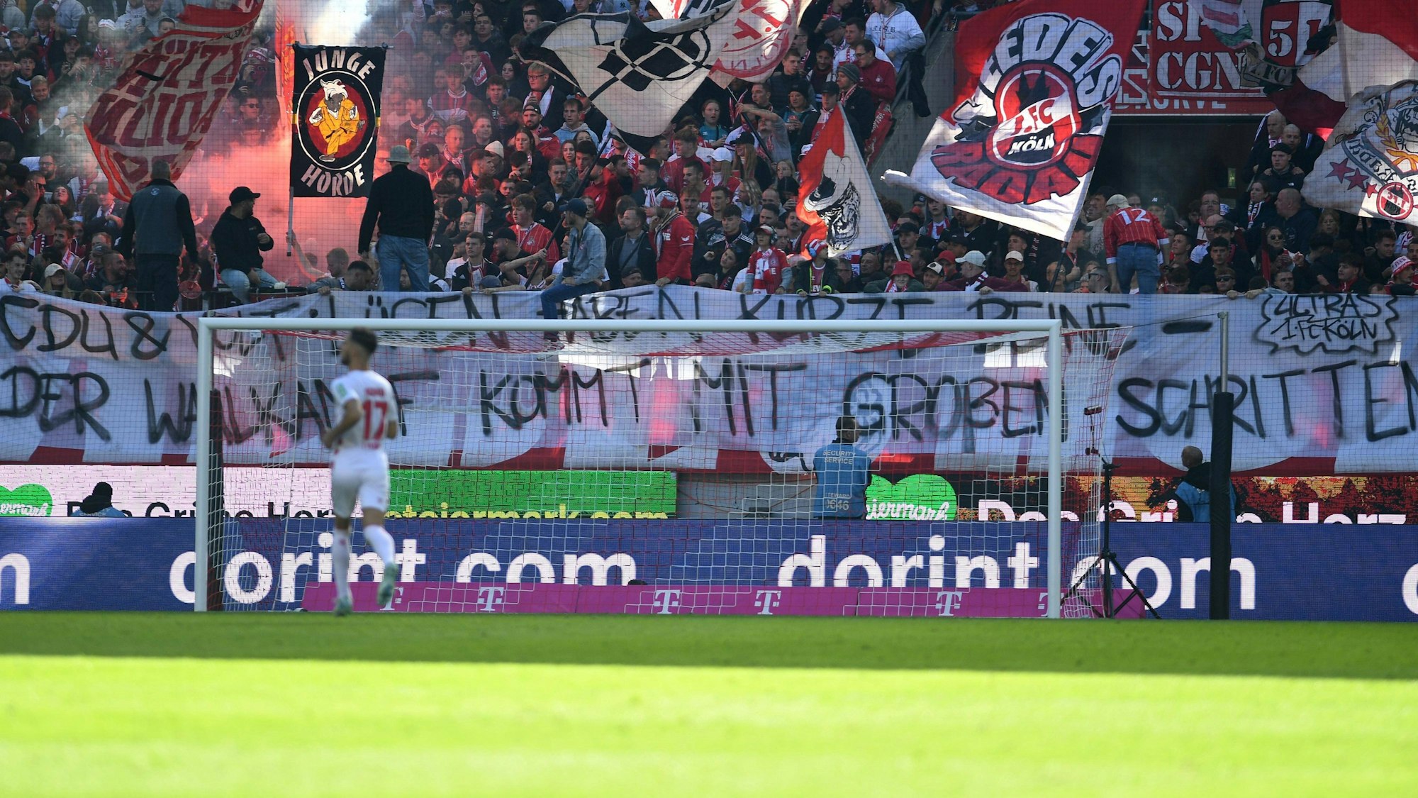 Ein Banner der FC-Fans mit der Aufschrift „CDU & Volt: Lügen haben kurze Beine – Der Wahlkampf kommt mit großen Schritten“ am Samstag (5. Oktober 2024) beim Heimspiel gegen den SSV Ulm.
