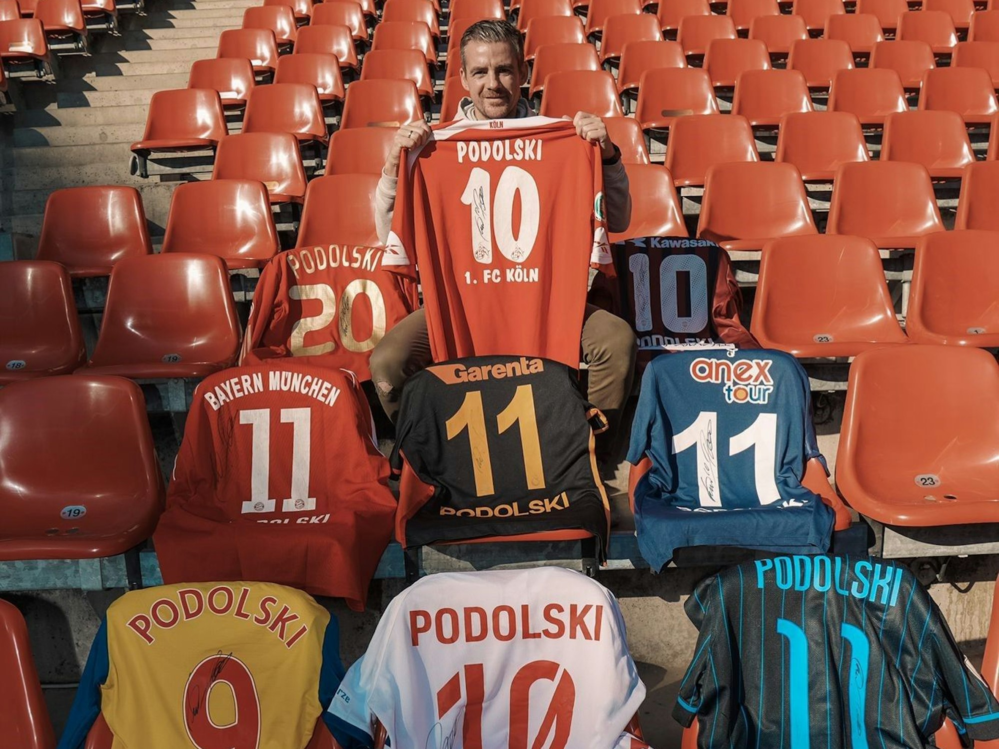 Dominic Willms zeigt seine Poldi-Sammlung.