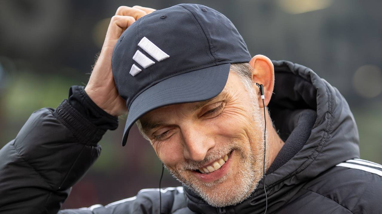 Thomas Tuchel lacht bei einem TV-Interview.