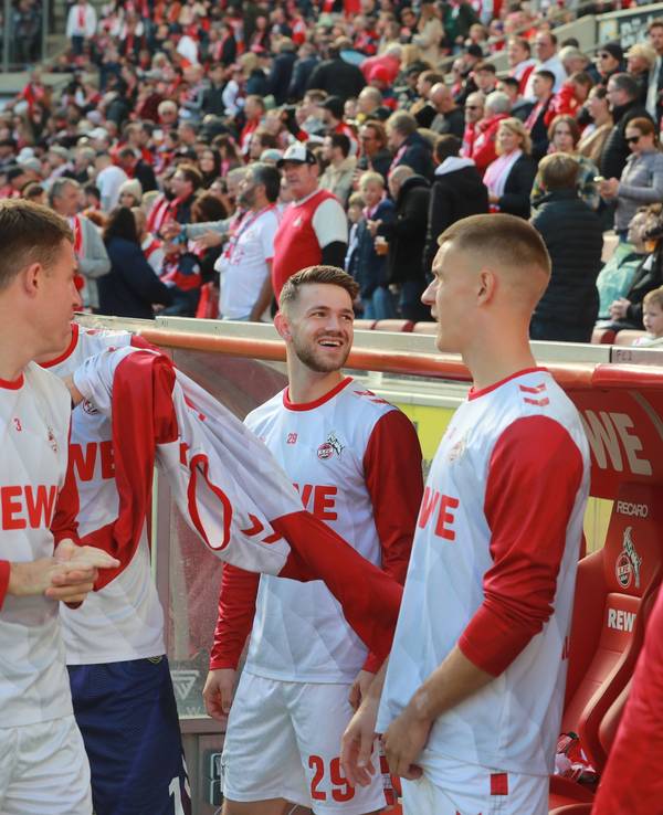 Die Auswechselspieler des 1. FC Köln vor dem Spiel gegen Ulm.