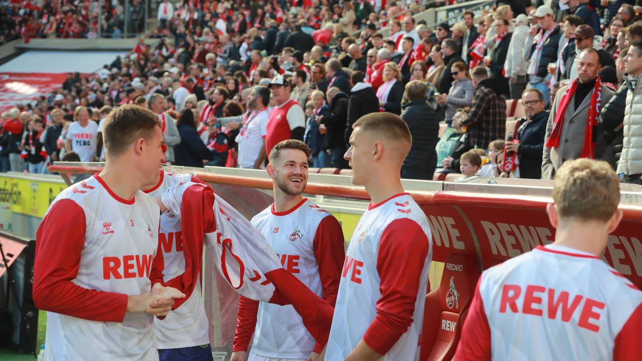 Die Auswechselspieler des 1. FC Köln vor dem Spiel gegen Ulm.