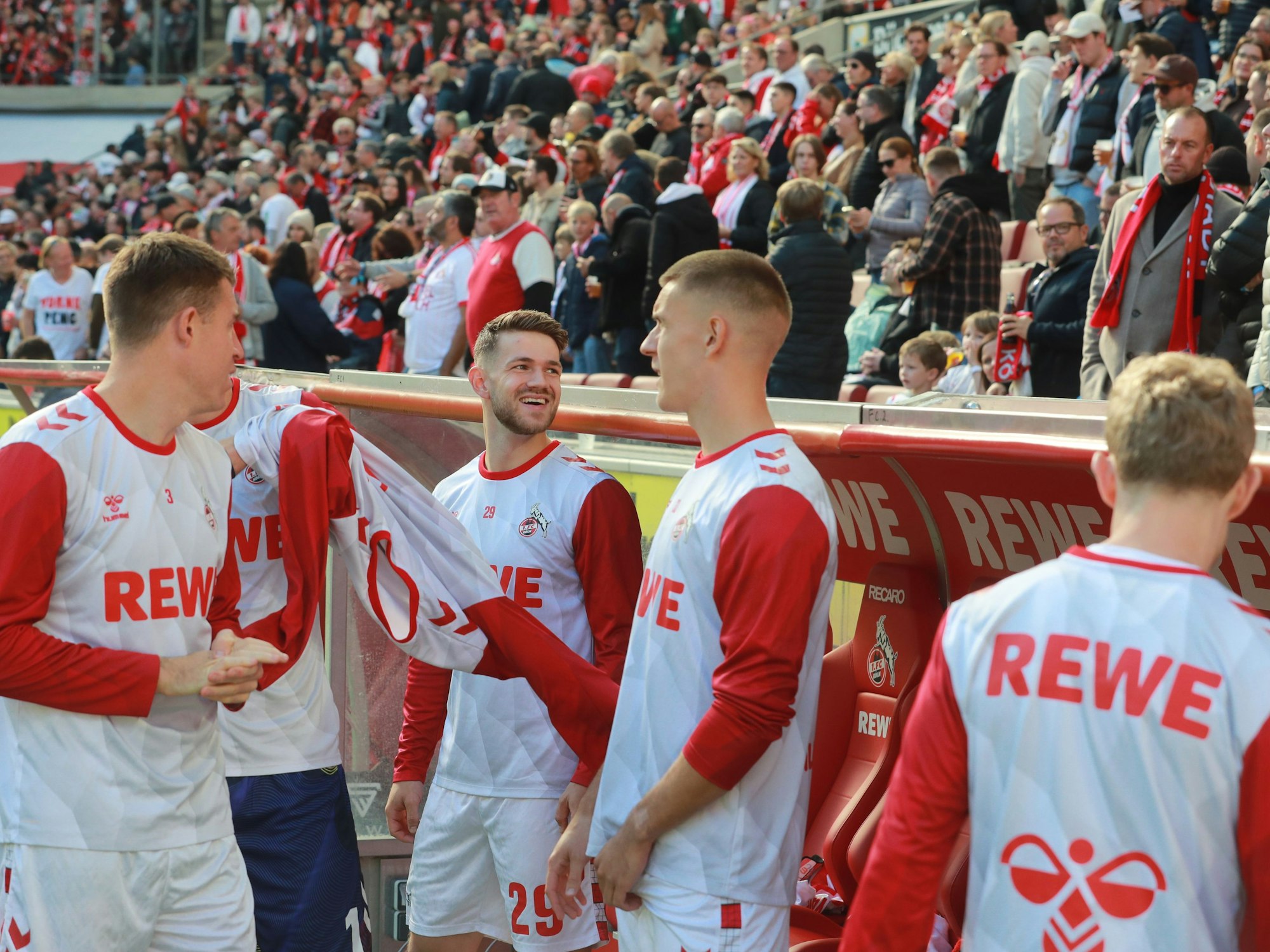 Die Auswechselspieler des 1. FC Köln vor dem Spiel gegen Ulm.