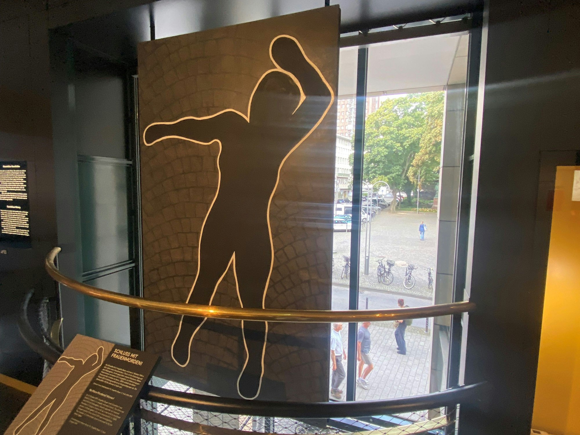 Der Entwurf des Mahnmals ist im Kölner Stadtmuseum ausgestellt. Aus dem Fenster blickt man in Richtung des damaligen Tatortes im Schatten der Minoritenkirche.