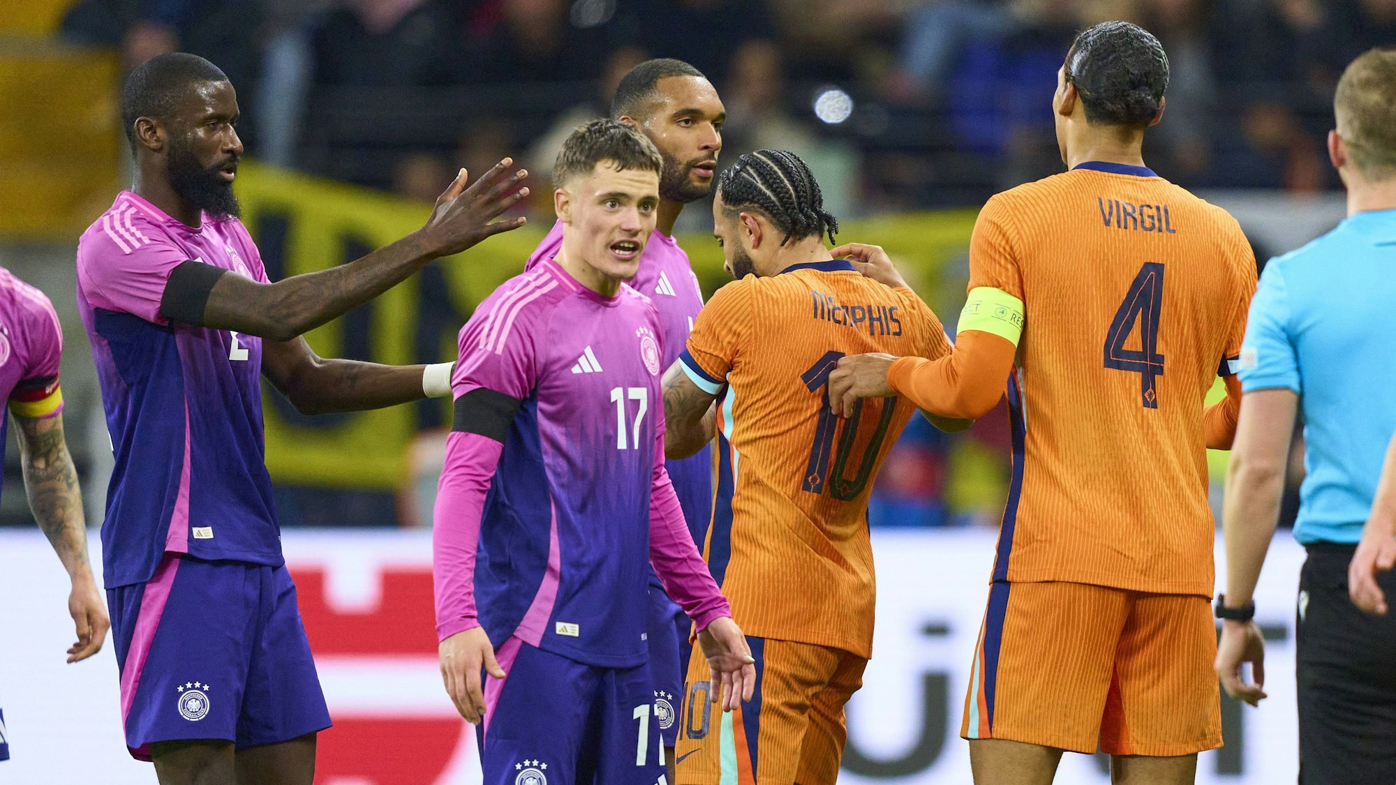 Memphis Depay (2.v.r.) beim Länderspiel zwischen Deutschland und den Niederlanden im Wortgefecht mit Florian Wirtz. Auch Virgil van Dijk (r.), Antonio Rüdiger (l.) und Jonathan Tah mischen mit.