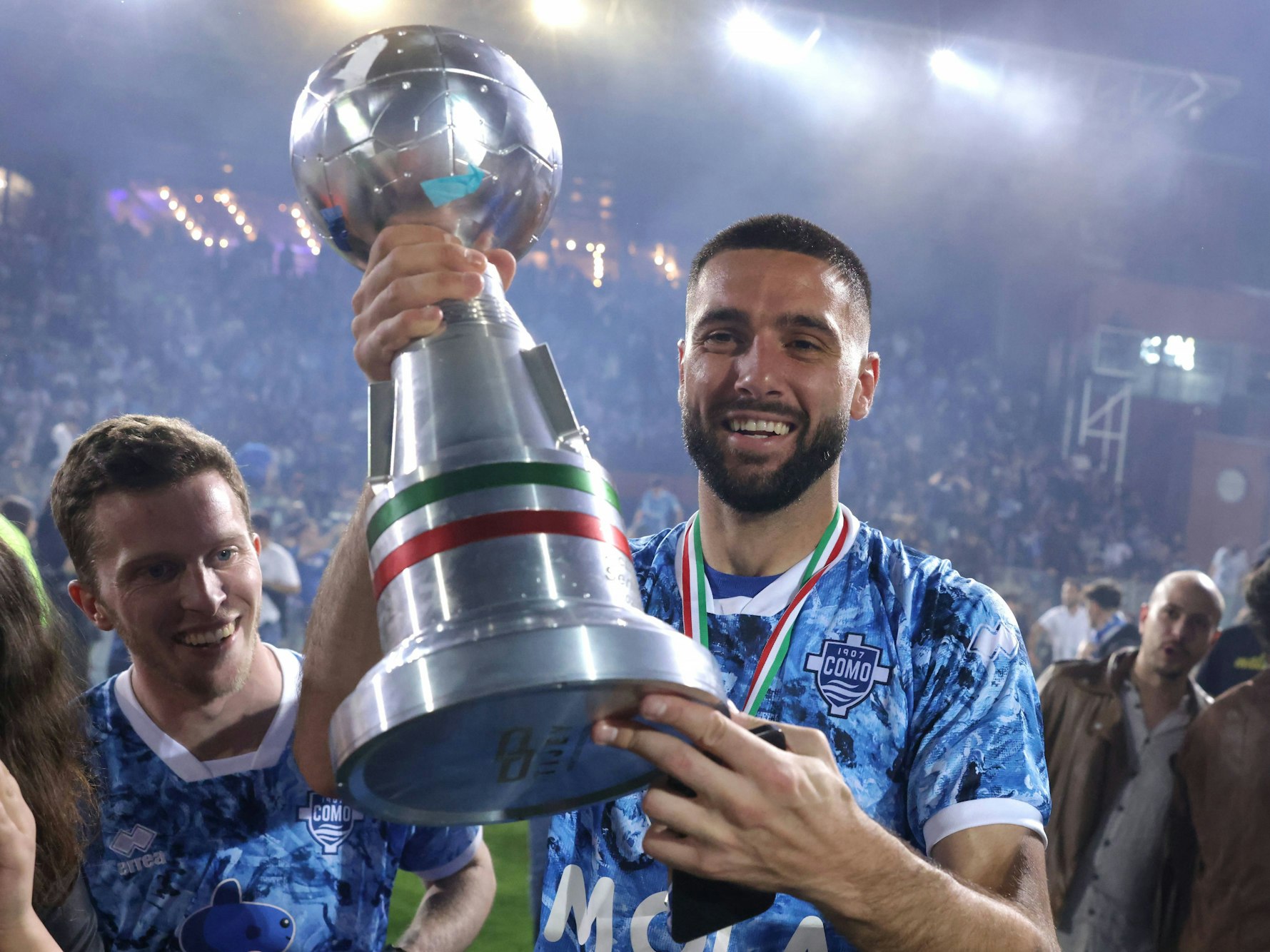 Marco Curto jubelt mit einem Pokal.