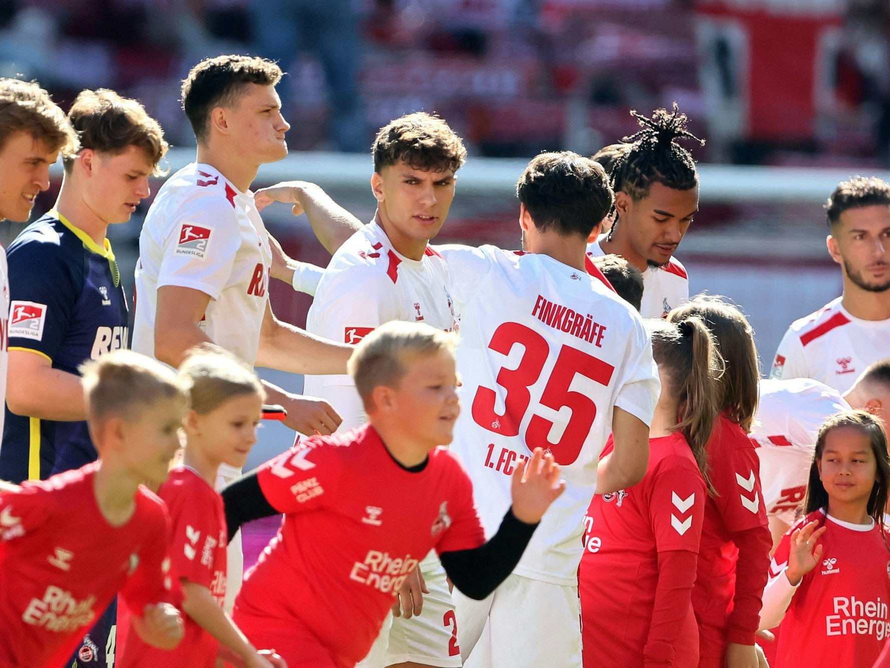 Julian Pauli (1. FC Köln) vor dem Spiel.