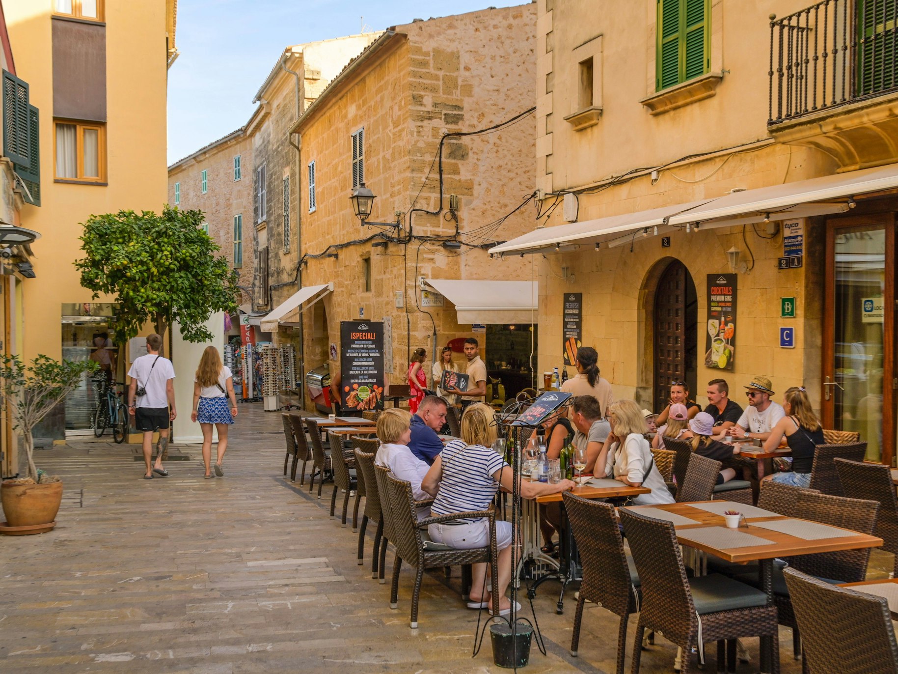 Blick auf die Altstadt in Alcúdia (Symbolbild): Eine deutsche Gruppe fühlt sich nach einem Restaurantbesuch in der Stadt abgezockt.