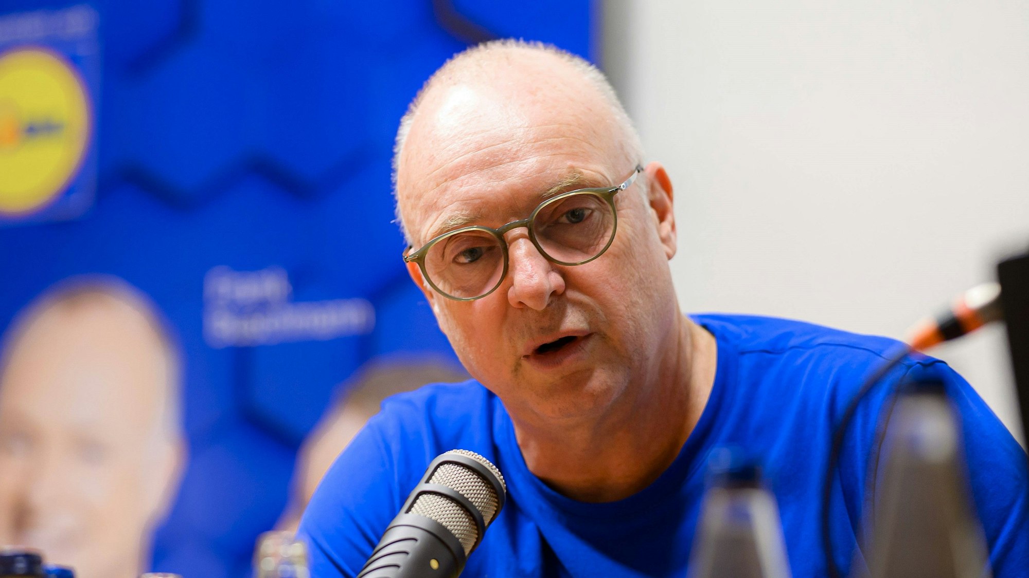 Frank Buschmann bei einer Podcast-Aufzeichnung.