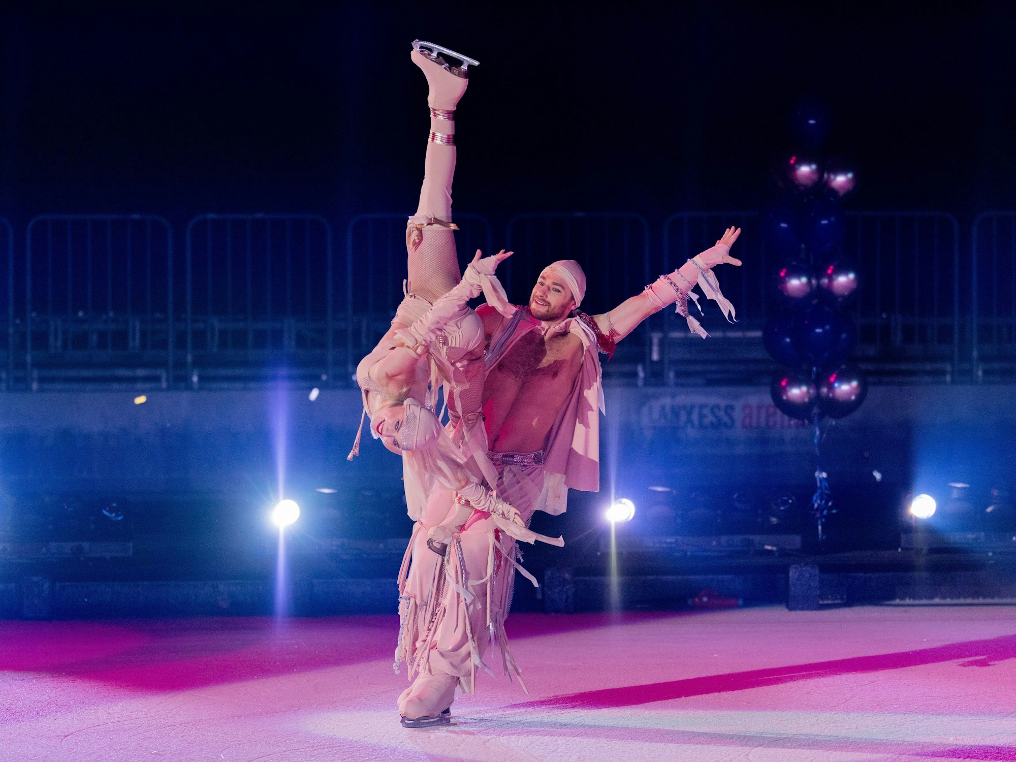 Darsteller agieren bei einer Pressekonferenz in der Lanxess-Arena.