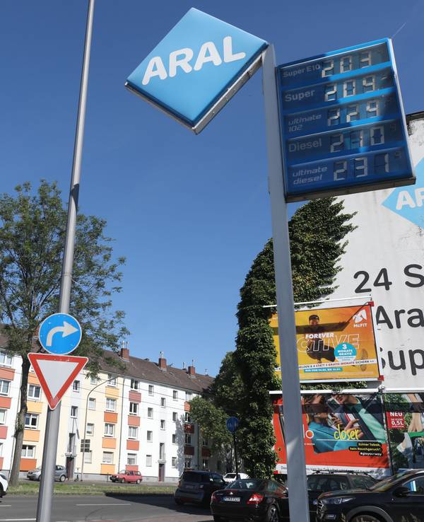 Preistafel einer Aral-Tankstelle in Köln.