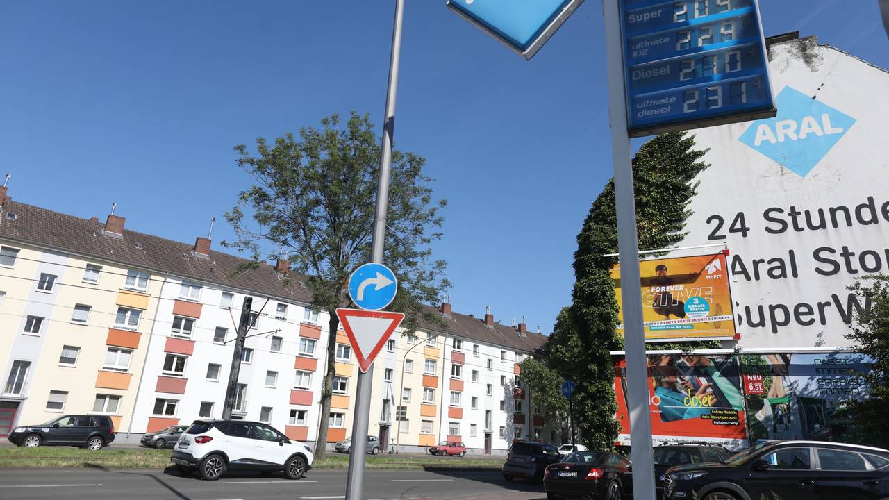 Preistafel einer Aral-Tankstelle in Köln.