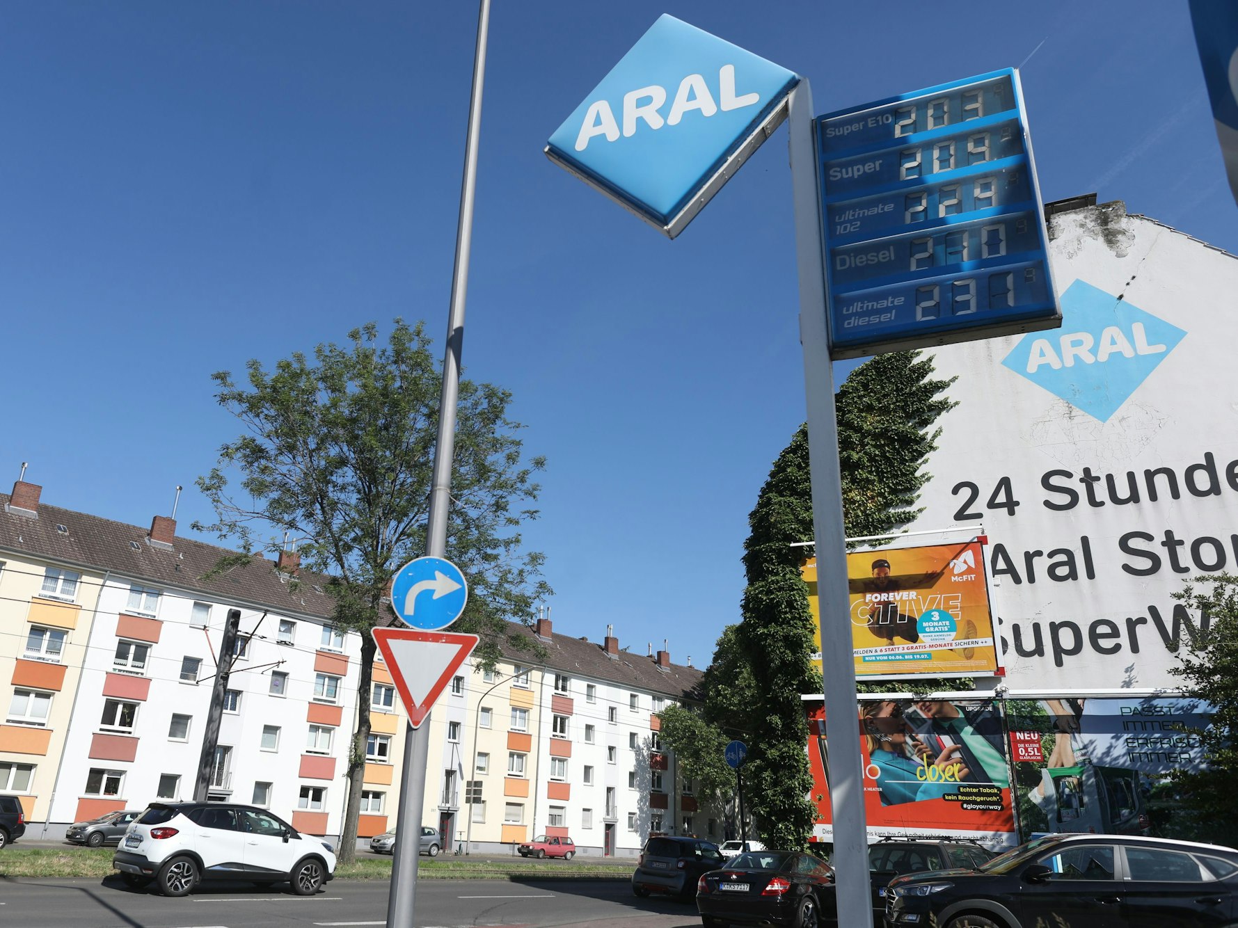 Preistafel einer Aral-Tankstelle in Köln.