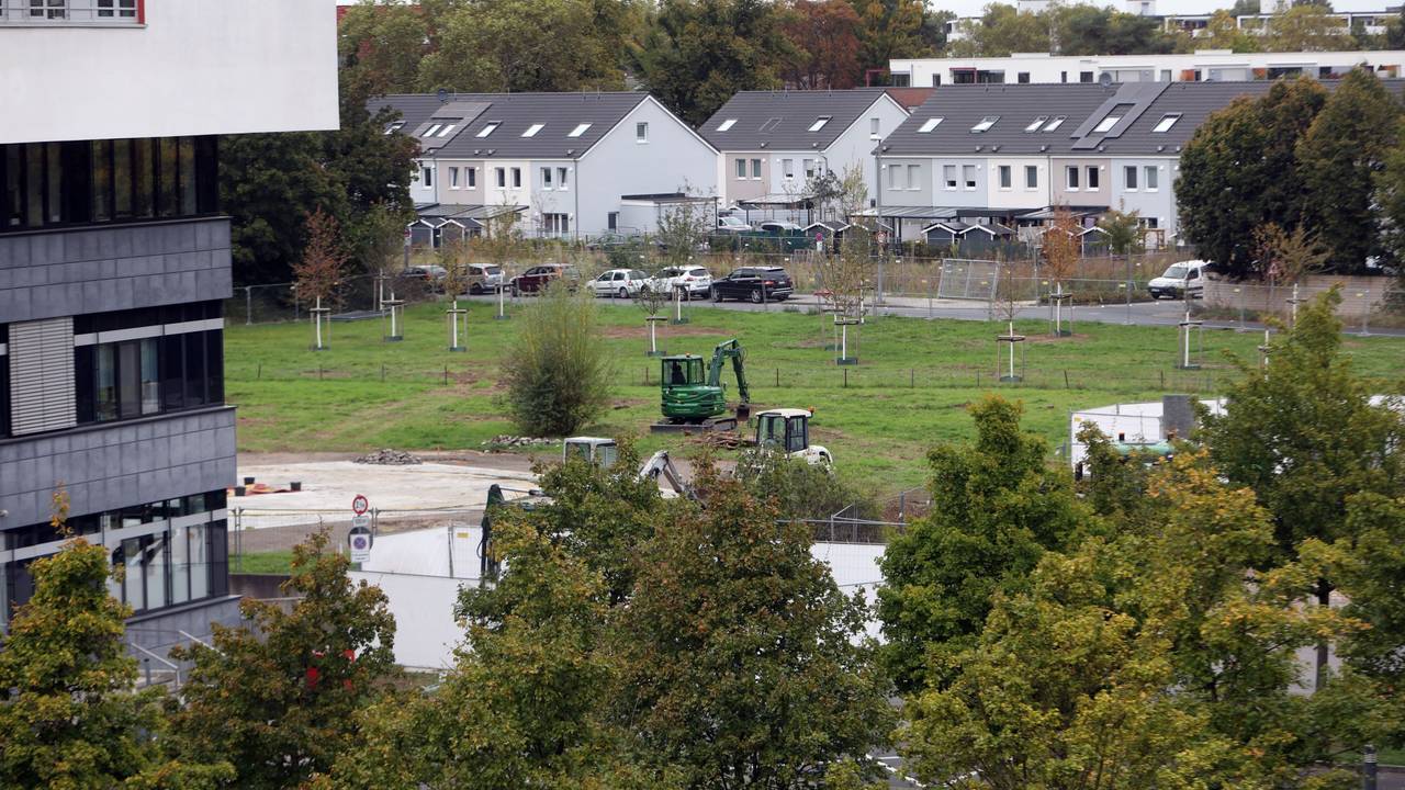 Untersuchungen wegen einer Bombe am Krankenhaus Merheim.