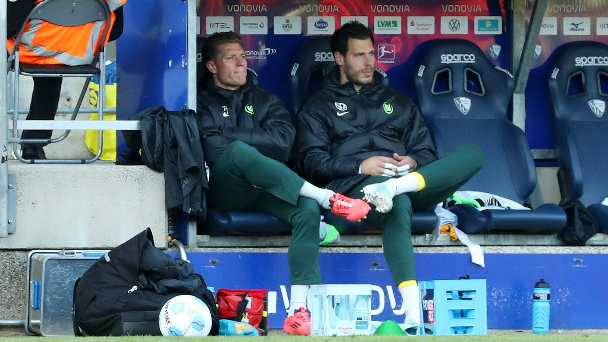 Stürmer Kevin Behrens (l.) vom VfL Wolfsburg beim Bundesliga-Spiel in Bochum neben Torwart Marius Müller auf der Ersatzbank.