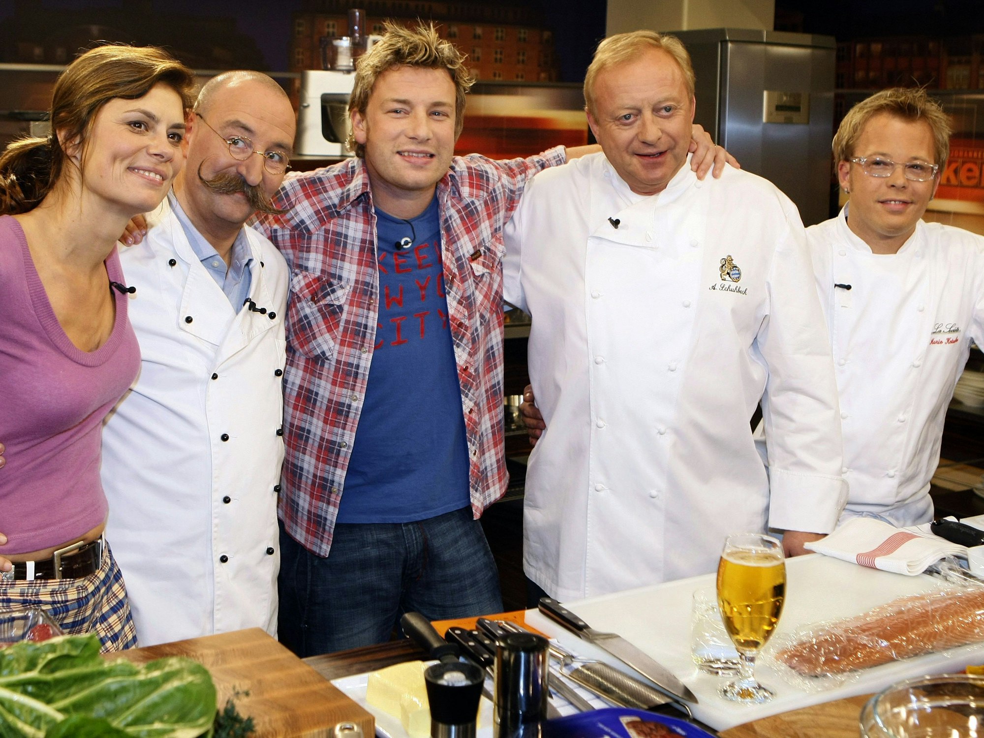 Die Köche Sarah Wiener (l-r), Horst Lichter, Jamie Oliver , Alfons Schuhbeck und Mario Kotaska stehen in der Sendung "Kochen bei Kerner" in Hamburg zusammen.