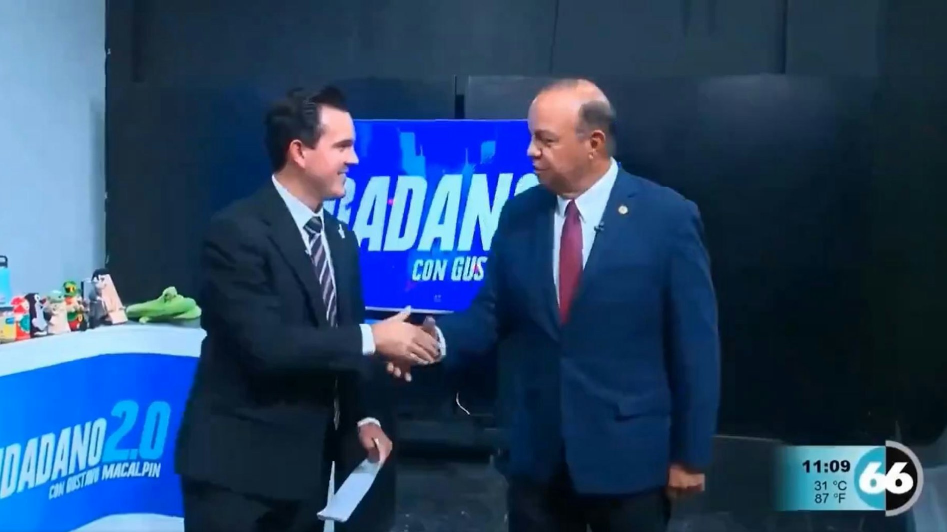 Moderator Gustavo Macalpin (l.) wird in seiner Sendung Ciudadano 2.0 beim Lokalsender Canal 66 vor laufender Kamera von Sender-Chef Luis Arnoldo Cabada gefeuert.