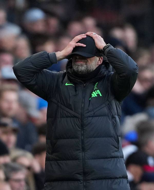 Jürgen Klopp fasst sich an den Kopf.