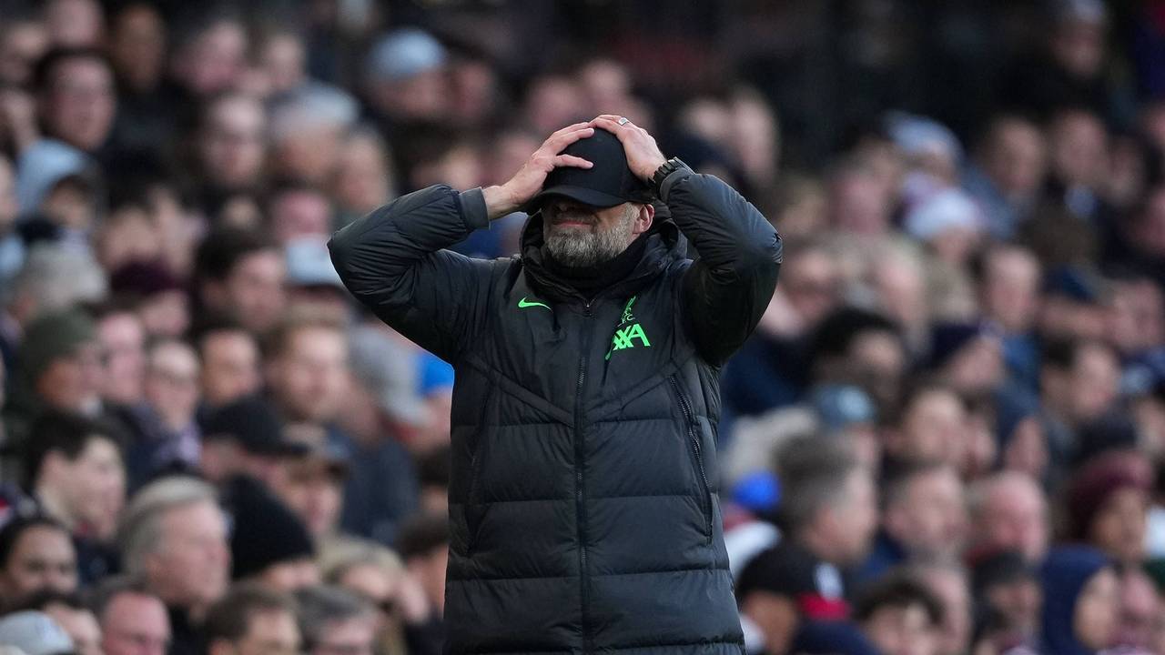 Jürgen Klopp fasst sich an den Kopf.