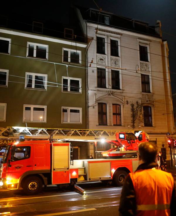 Die Kölner Feuerwehr bei einer nächtlichen Übung auf einer größeren Straße.
