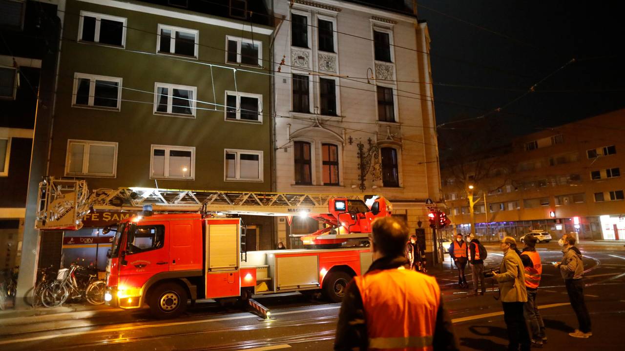 Die Kölner Feuerwehr bei einer nächtlichen Übung auf einer größeren Straße.