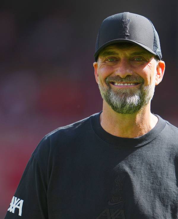 Jürgen Klopp als Trainer des FC Liverpool mit schwarzem Shirt und schwarzer Mütze.