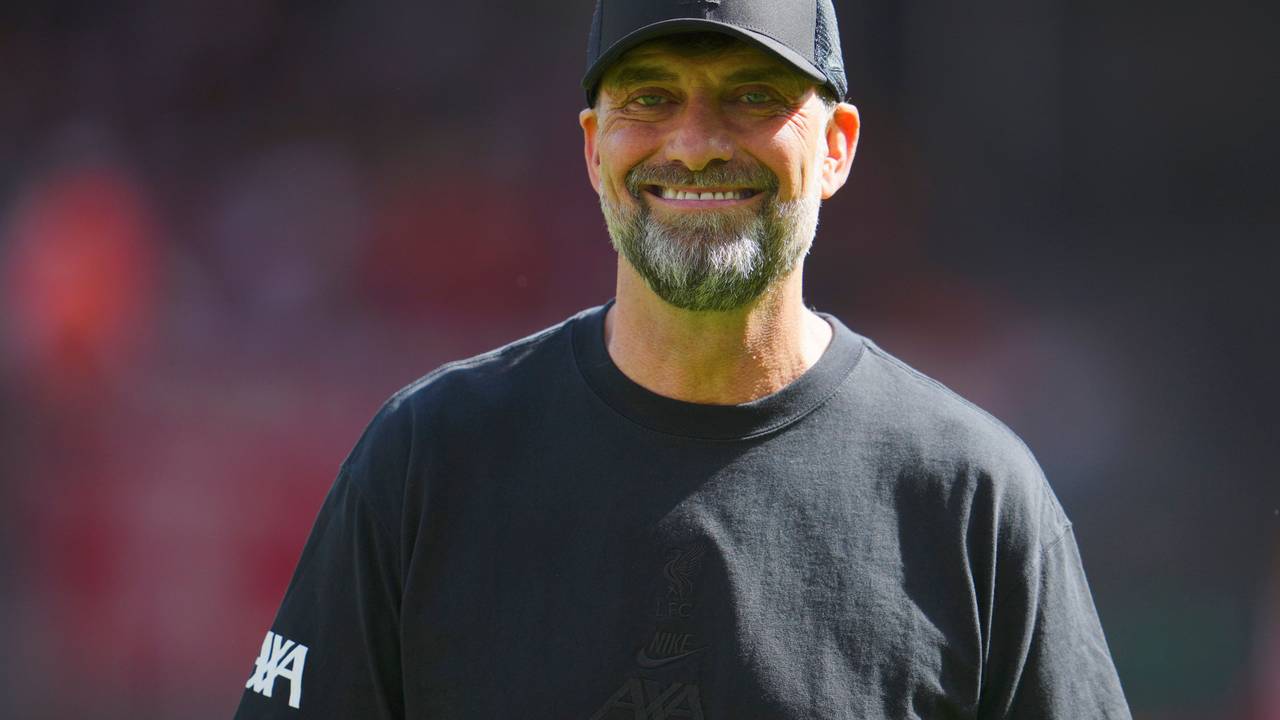 Jürgen Klopp als Trainer des FC Liverpool mit schwarzem Shirt und schwarzer Mütze.