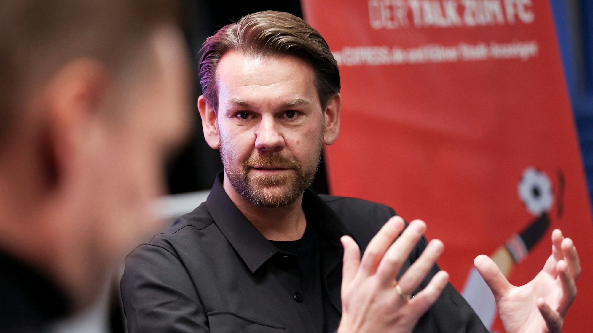 Thomas Kessler spricht bei einem Talk zum 1. FC Köln.