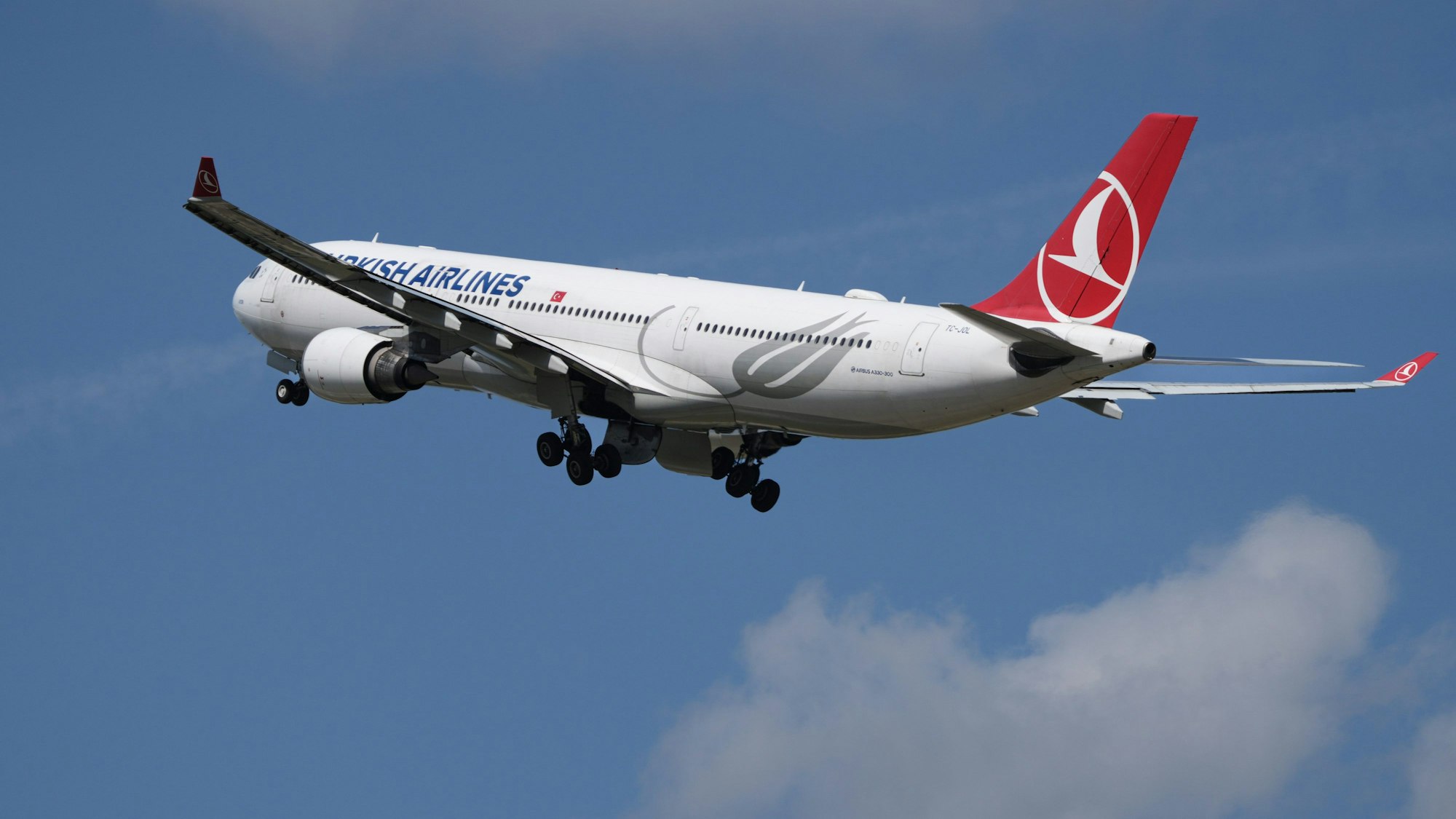ARCHIV - 13.07.2023, Brandenburg, Schönefeld: Ein Airbus A330-300 der Fluggesellschaft Turkish Airlines startet vom Flughafen Berlin Brandenburg BER «Willy Brandt». (zu dpa: «Flugzeugpilot stirbt nach Abflug») Foto: Soeren Stache/dpa +++ dpa-Bildfunk +++