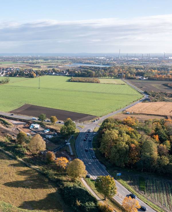 Blick von oben auf die Brühler Landstraße und die geplante neue Ortsumgehung in Köln-Meschenich.