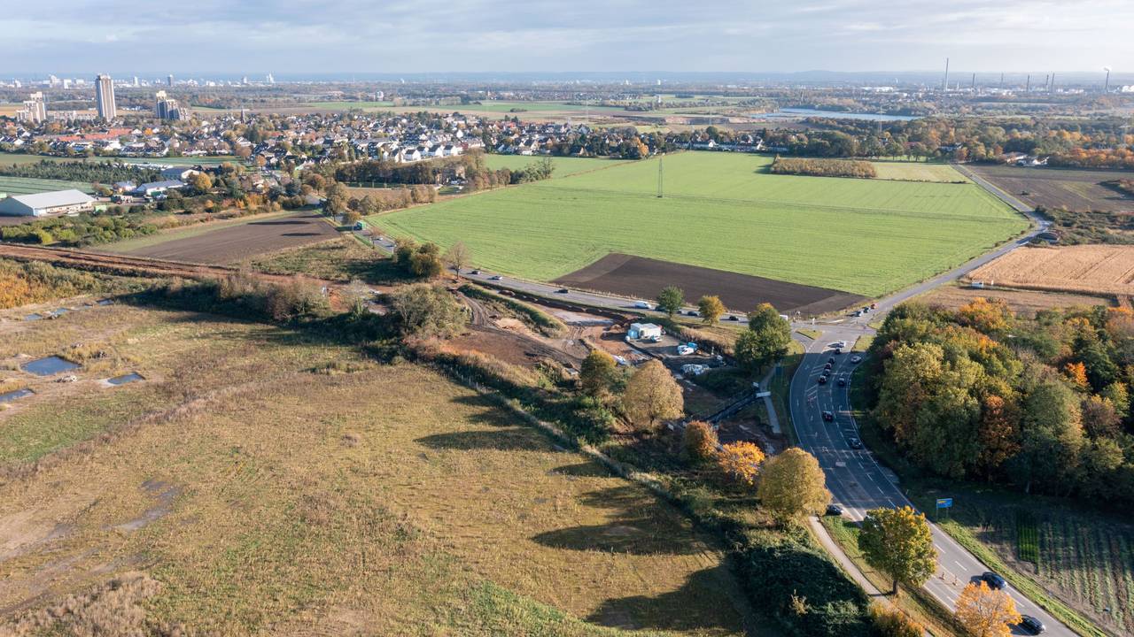 Blick von oben auf die Brühler Landstraße und die geplante neue Ortsumgehung in Köln-Meschenich.