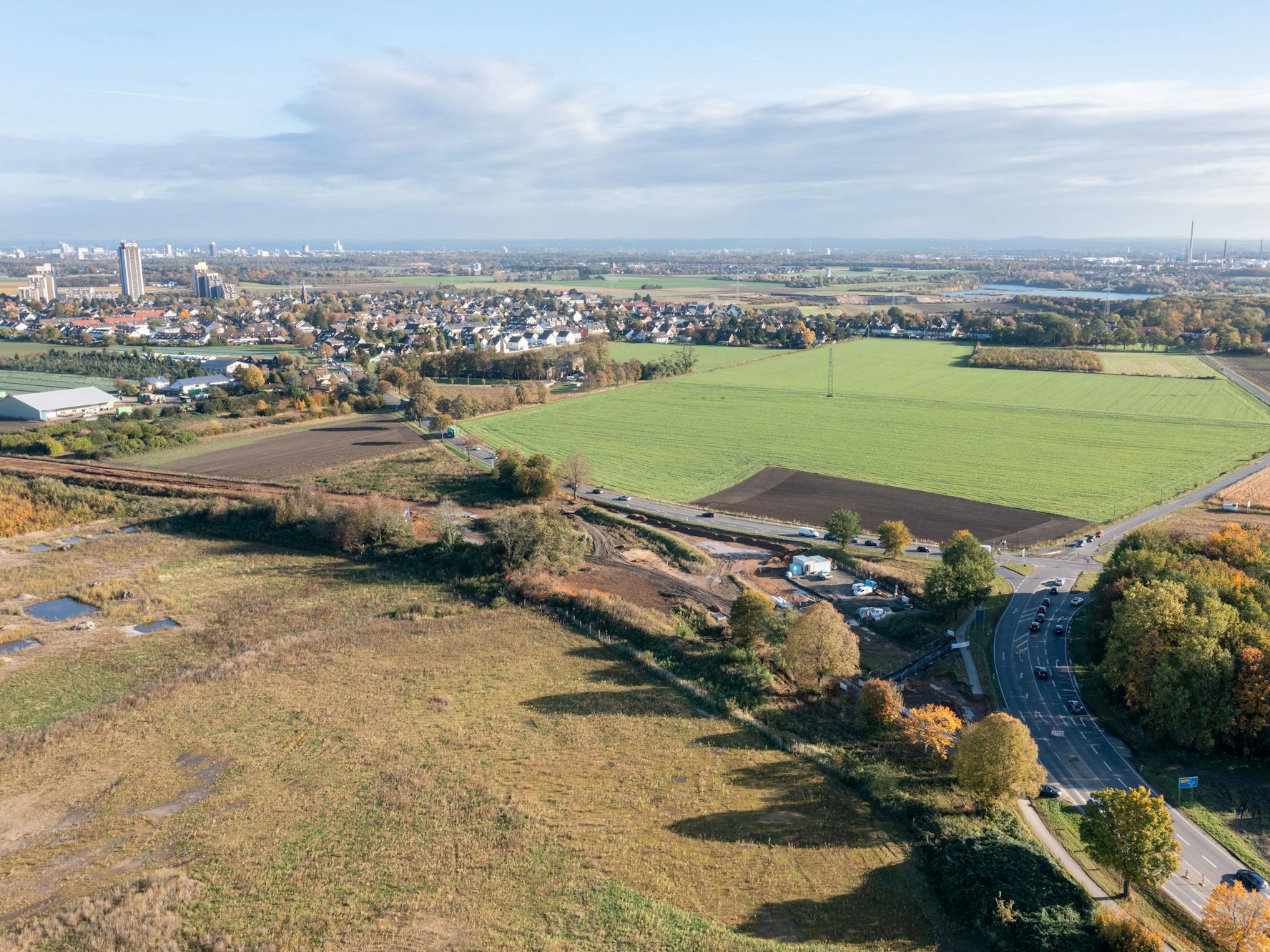 Blick von oben auf die Brühler Landstraße und die geplante neue Ortsumgehung in Köln-Meschenich.