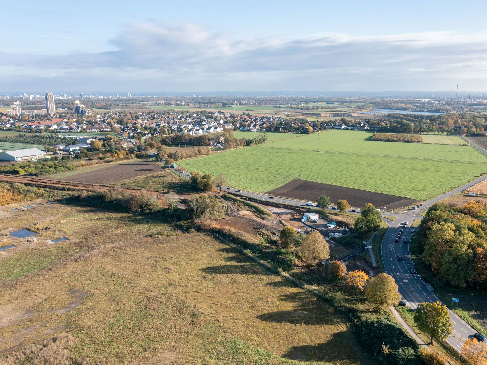 Blick von oben auf die Brühler Landstraße und die geplante neue Ortsumgehung in Köln-Meschenich.