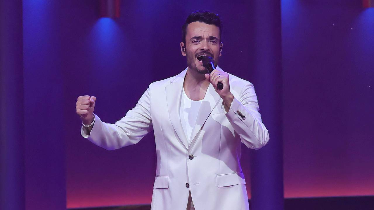 Giovanni Zarrella steht bei seiner Show auf der Bühne.