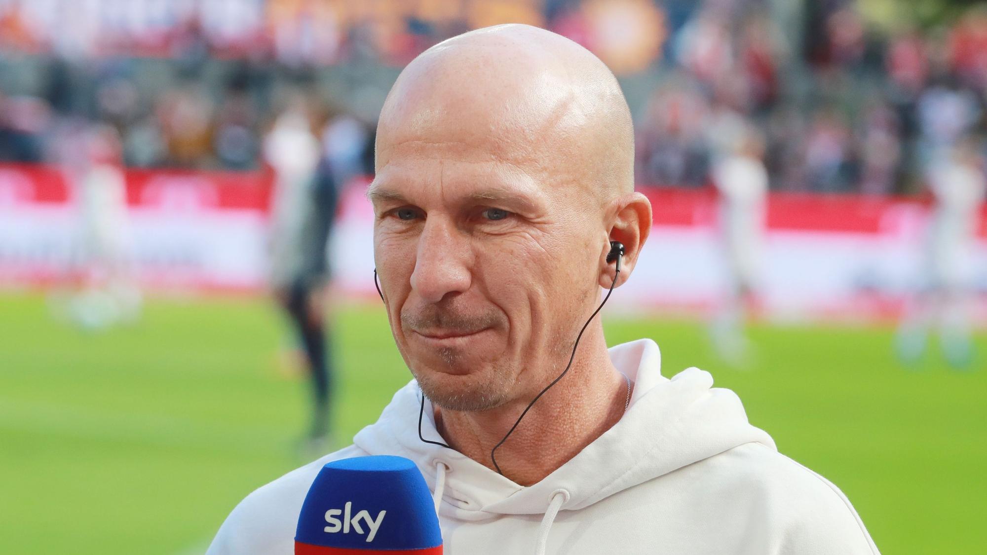 FC-Trainer Gerhard Struber beim Sky-Interview vor dem Ulm-Spiel. Er trifft mit Köln am Donnerstag im Test auf den VfL Bochum.
