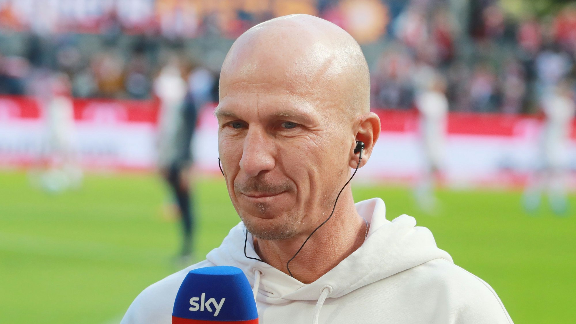 FC-Trainer Gerhard Struber beim Sky-Interview vor dem Ulm-Spiel. Er trifft mit Köln am Donnerstag im Test auf den VfL Bochum.
