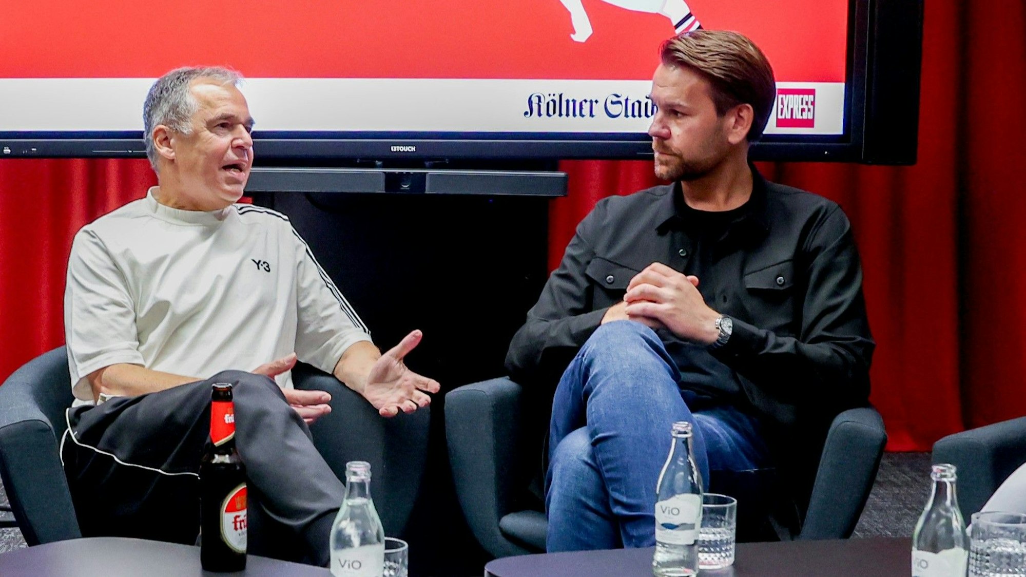 Andreas Rettig (l.) und Thomas Kessler sprechen bei „E Levve lang – Der Talk zum FC“ über den Profi-Fußball.