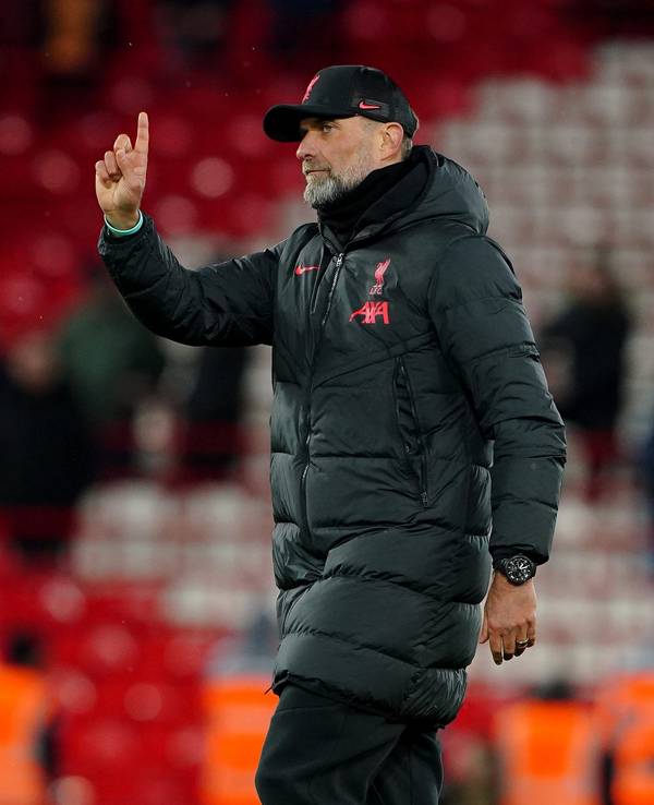 Jürgen Klopp hebt den Zeigefinger.