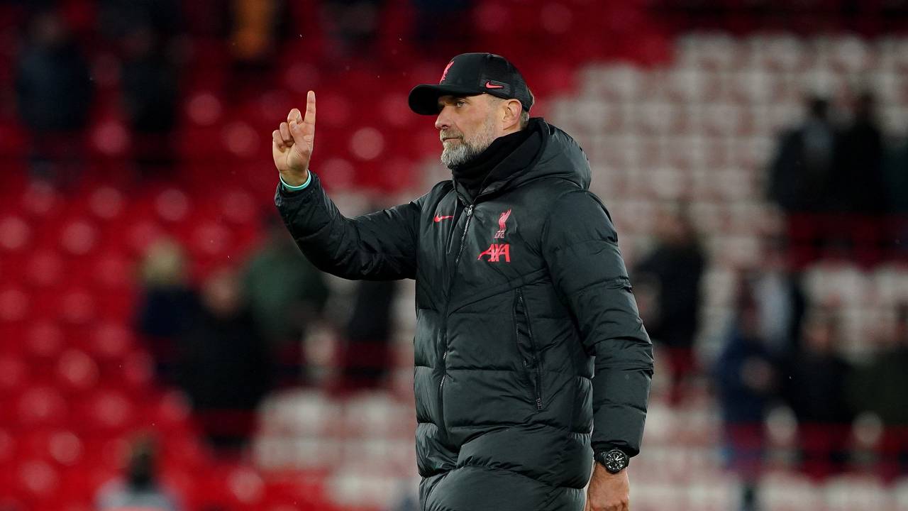 Jürgen Klopp hebt den Zeigefinger.