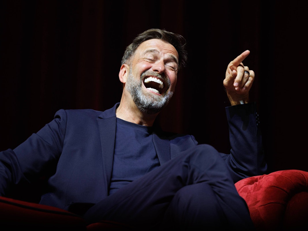 Jürgen Klopp lacht bei einer Veranstaltung.