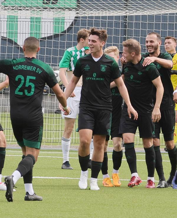 Die Spieler des Horremer SV bejubeln einen Treffer.