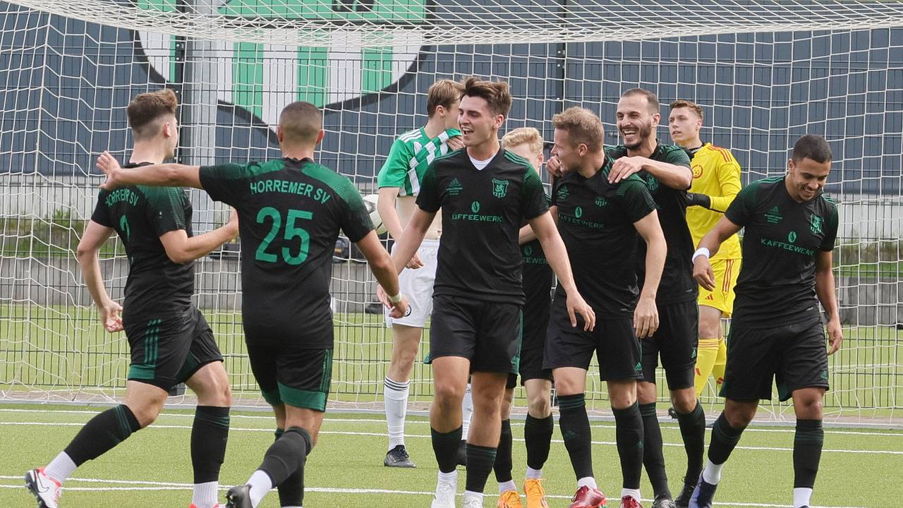 Die Spieler des Horremer SV bejubeln einen Treffer.