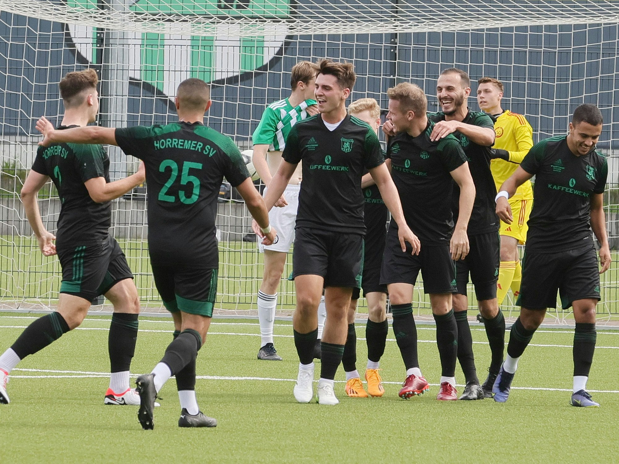 Die Spieler des Horremer SV bejubeln einen Treffer.
