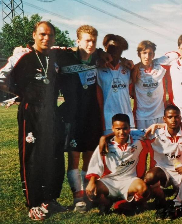 Dennis Fabian (2. von links oben) und Lukas Podolski (2. von rechts unten) haben beim 1. FC Köln gemeinsam in der Jugend gespielt. (undatierte Aufnahme)