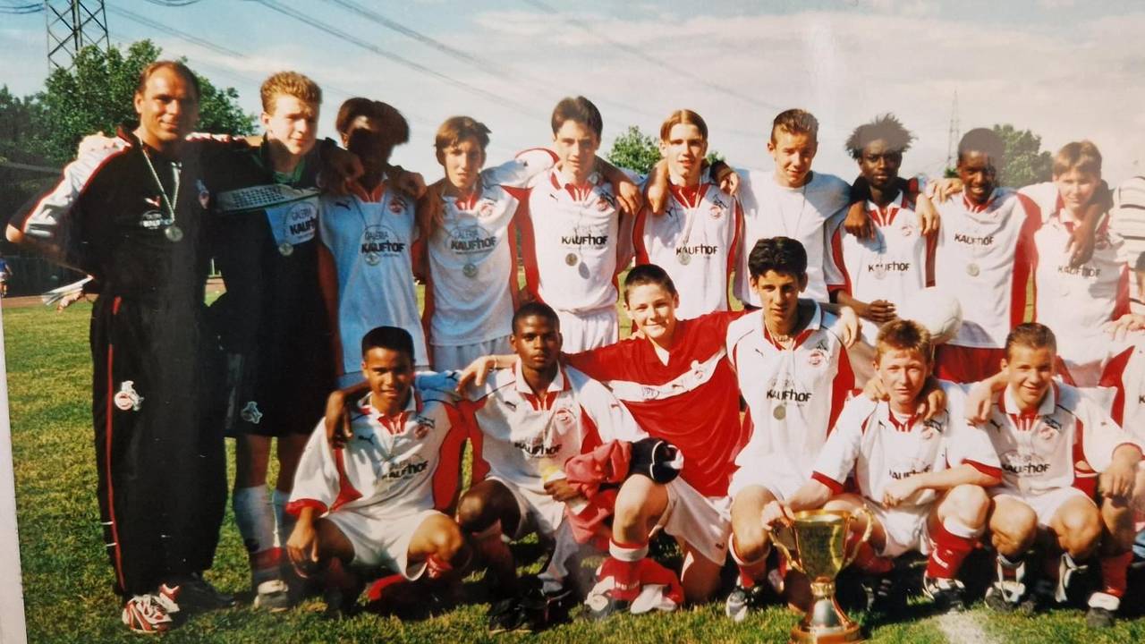 Dennis Fabian (2. von links oben) und Lukas Podolski (2. von rechts unten) haben beim 1. FC Köln gemeinsam in der Jugend gespielt. (undatierte Aufnahme)