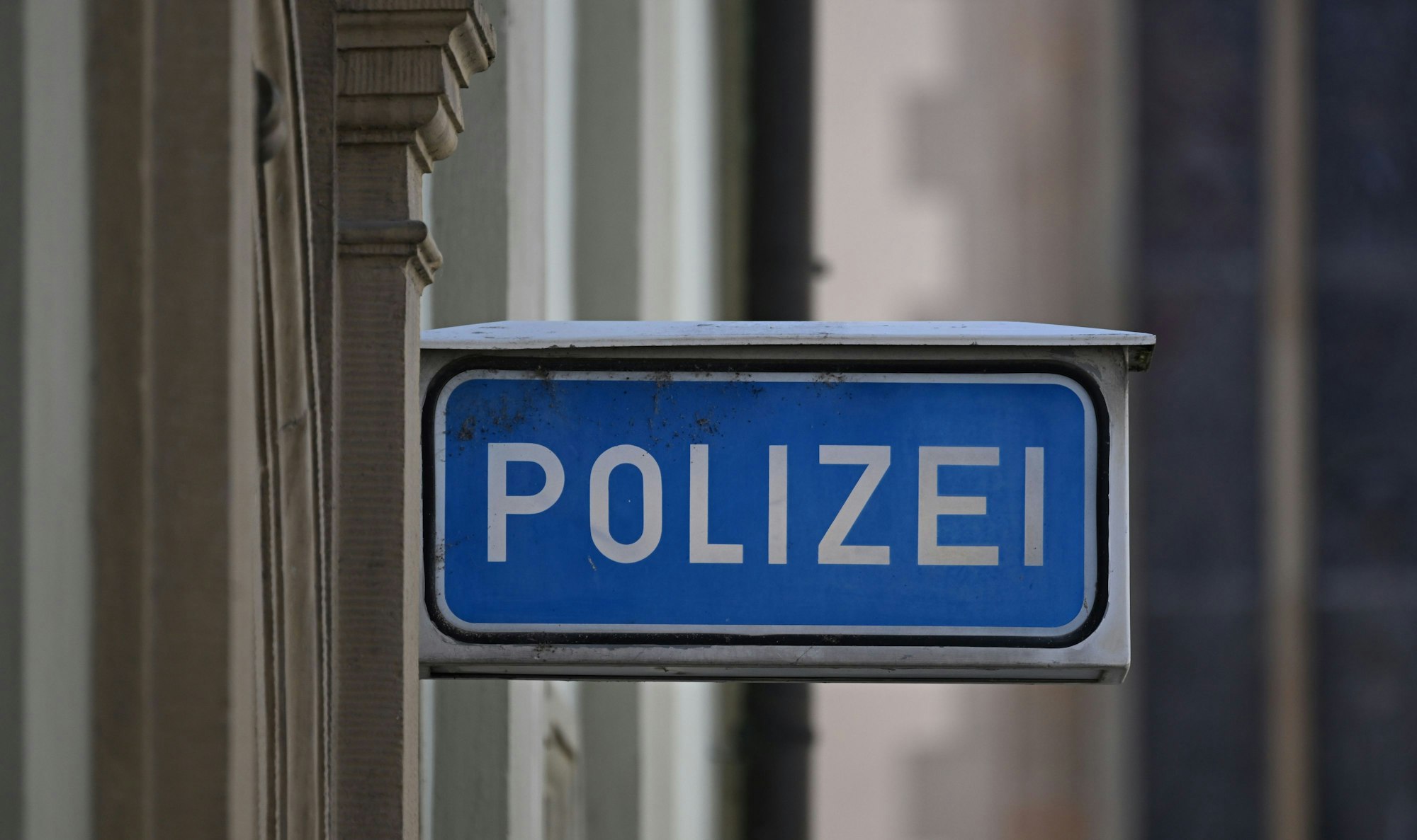 Ein Schild mit der Aufschrift Polizei.