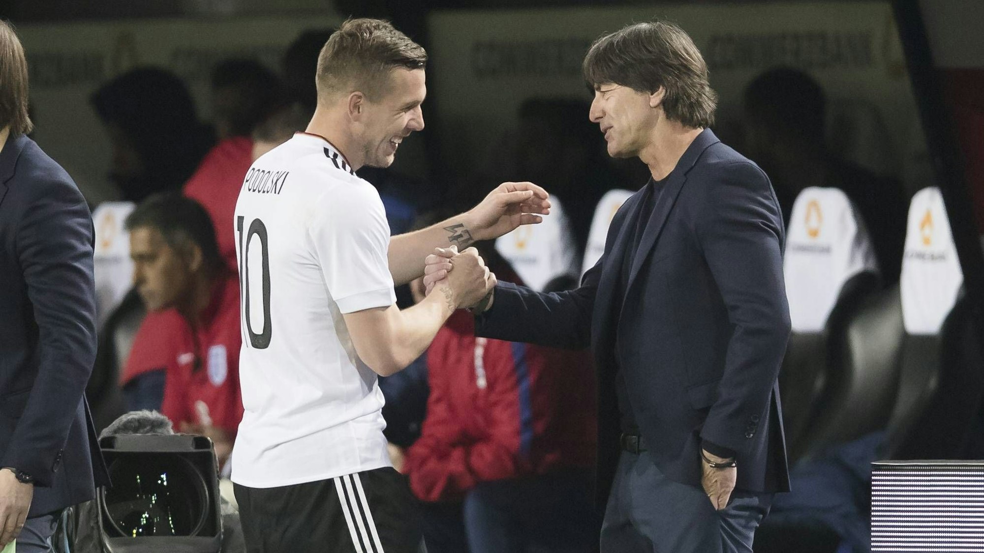 Lukas Podolski bei seinem letzten Länderspiel mit Joachim Löw.