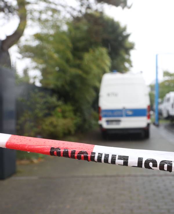 Polizei in Köln-Hahnwald nach dem Fund der Leiche von Sonnenbank-König Phil Giesen.