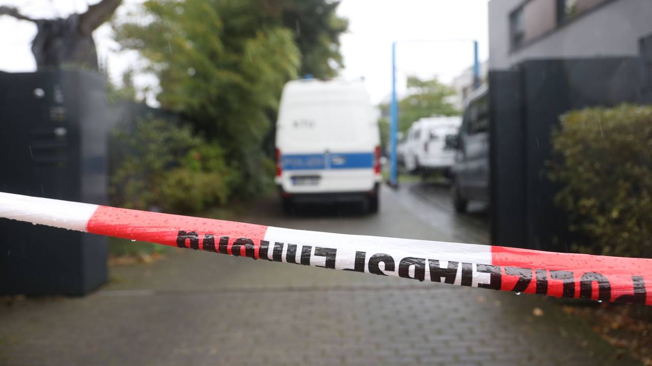 Polizei in Köln-Hahnwald nach dem Fund der Leiche von Sonnenbank-König Phil Giesen.