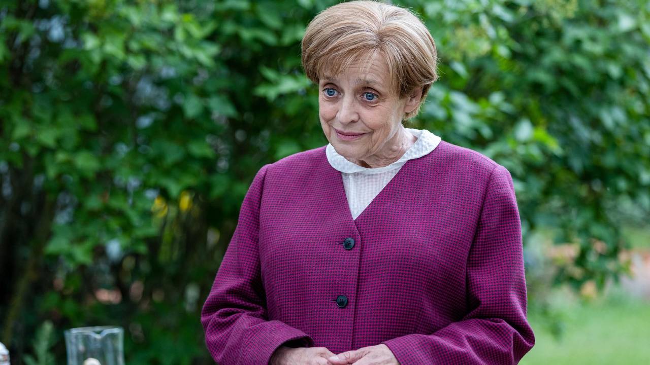 Miss Merkel (Katharina Thalbach) löst den Mordfall, während ihre geladenen Gäste ihr aufmerksam zuhören.